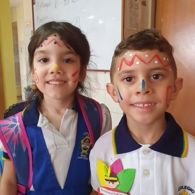 Estudiantes participando en una actividad cultural