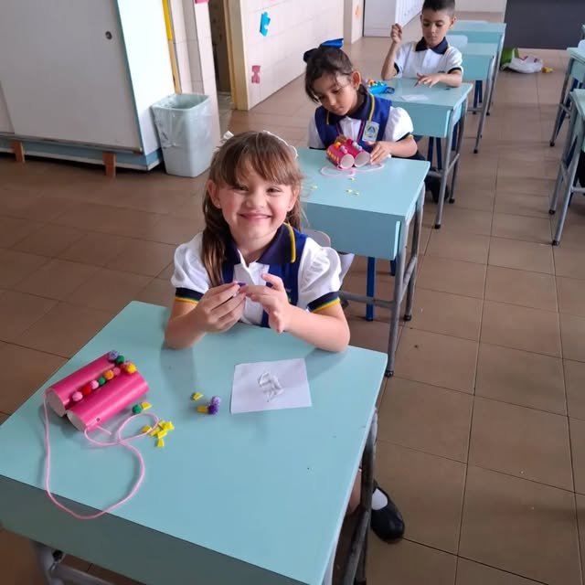 Estudiante del Colegio María Santísima sonriendo en el aula