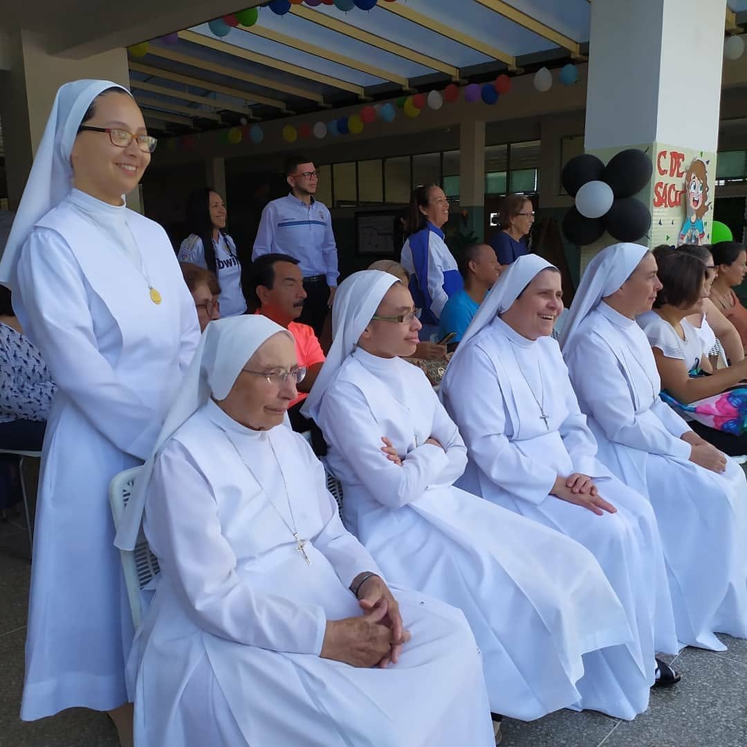 Hermanas de la congregación junto a la comunidad escolar