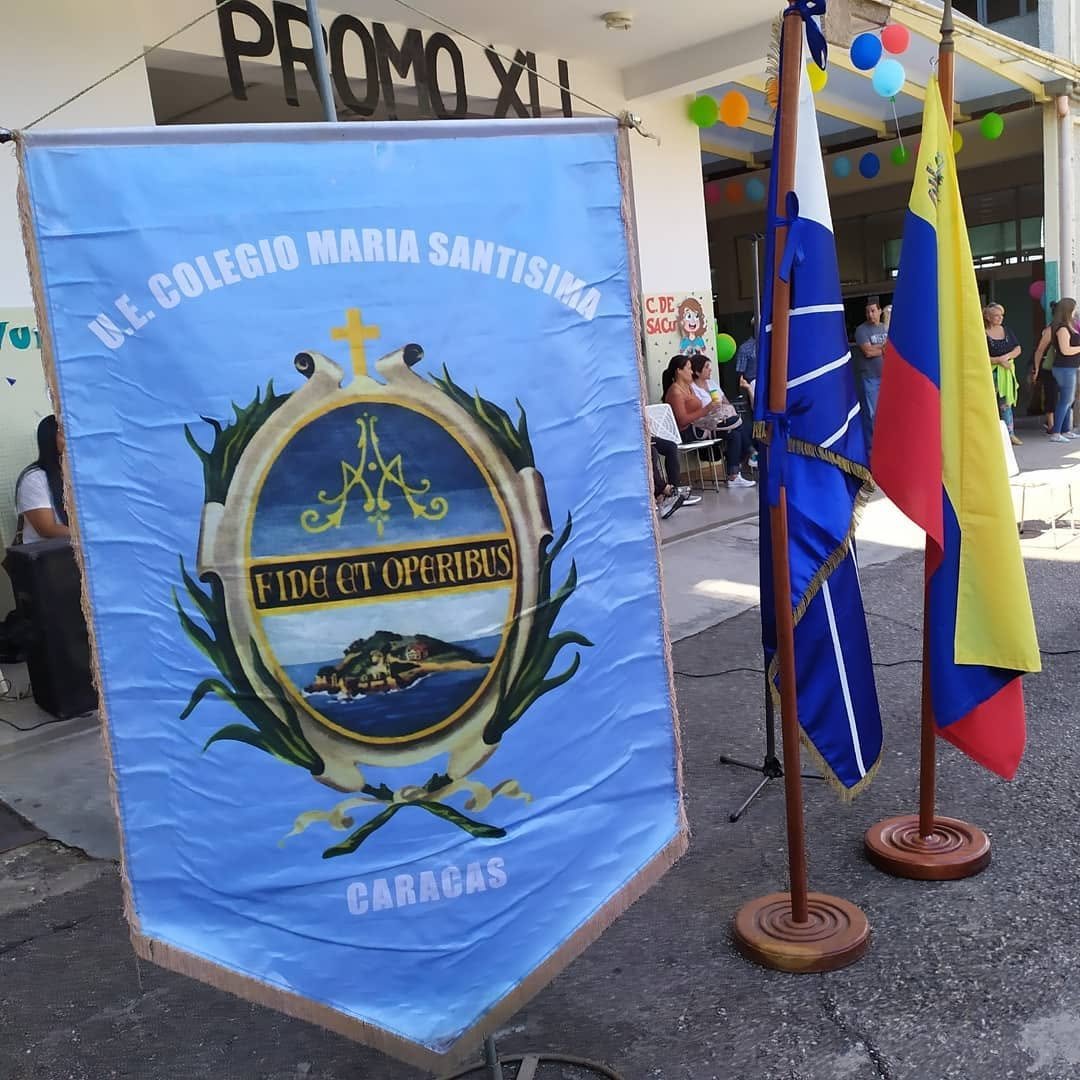 Estandarte e identidad del Colegio María Santísima