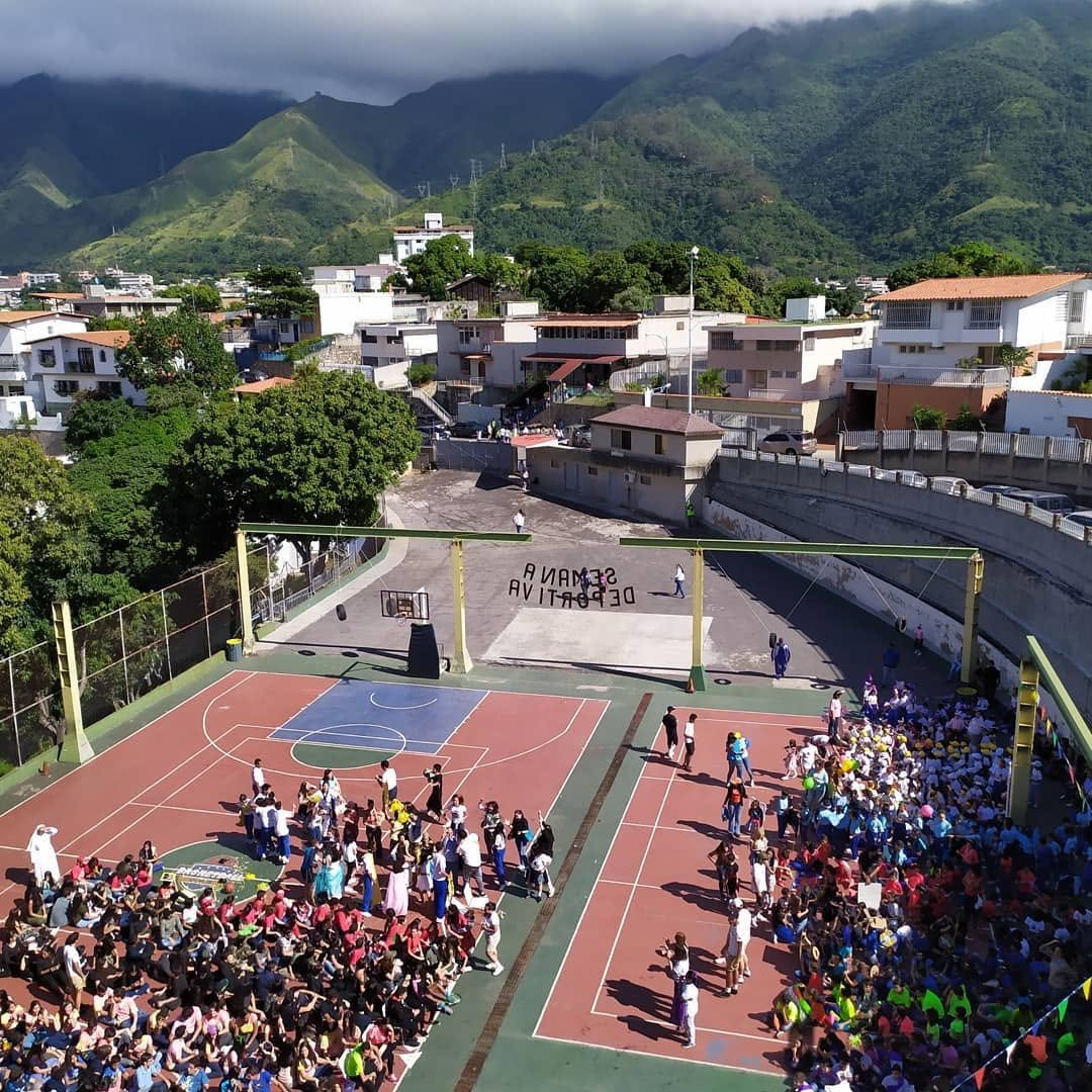 Patio y canchas del colegio durante una actividad escolar